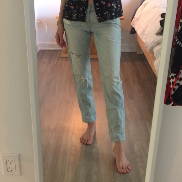 Brand New HOLLISTER ripped boyfriend jeans - Picture 8 of 8